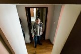 Emeryci z Bydgoszczy żyją bez prądu i bez drzwi. "Nie chcemy wrócić do schroniska"