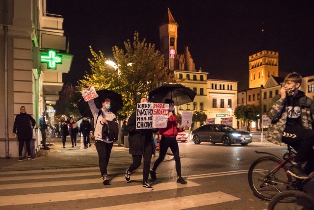 Mieszkańcy Brodnicy i okolic swój sprzeciw związany z wyrokiem Trybunału Konstytucyjnego wyrażali jeżdżąc samochodami po centrum miasta z wywieszonymi transparentami, a przy tym używając klaksonów