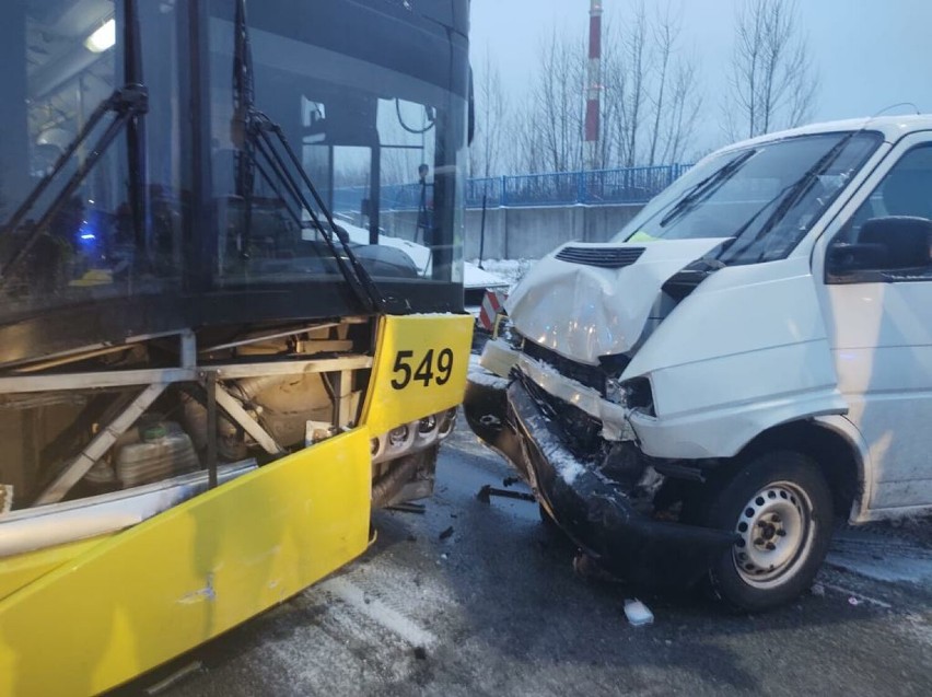 Groźny wypadek autobusu w Tychach. Zderzył się z busem na ul. Turyńskiej. Dziewięć osób odniosło obrażenia