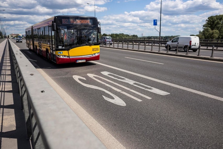 Jezdnia nie dla rowerzystów. ''Autobus pełen ludzi ciągnie...