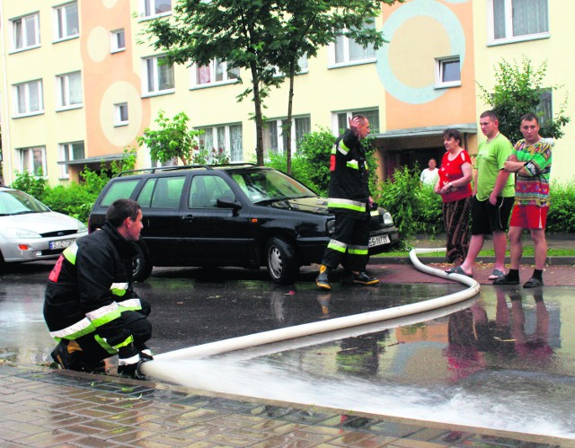 Woda regularnie zalewa m.in. mieszkańców ulicy Leśmiana w Skierniewicach