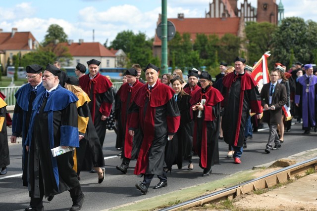 Jacek Jaśkowiak przekazał klucze do miasta władzom czterech uczelni, które tworzyły Uniwersytet Poznański. Przez miasto przeszła uroczysta parada.