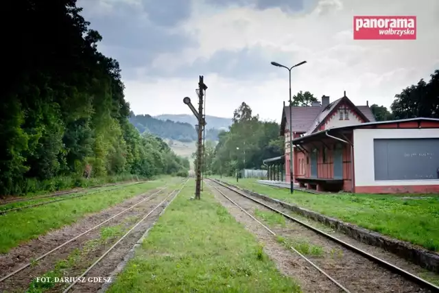 W 2021 r. po nieczynnym obecnie odcinku linii kolejowej nr 285 pomiędzy Świdnicą i Jedliną-Zdrój, znów będą kursowały pociągi pasażerskie. Obecnie okazjonalnie jeżdżą tędy tylko drezyny