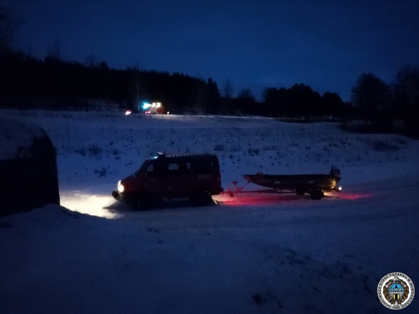 Nietypowa interwencja strażaków. Ruszyli z pomocą łabędziowi na rzece [zdjęcia]