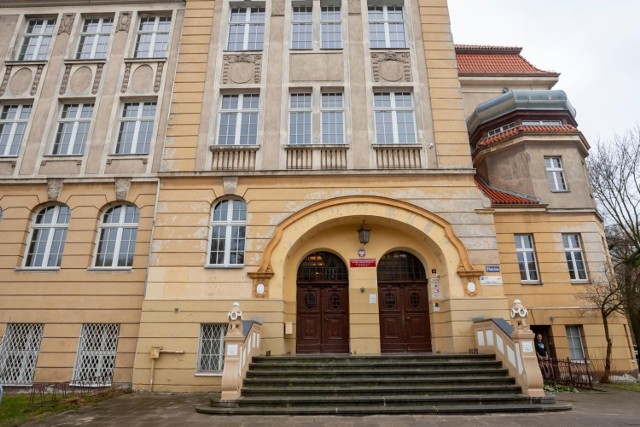Najpierw w VI LO w Bydgoszczy została odrestaurowana zabytkowa aula, teraz ma być odnowiona elewacja budynku szkoły. Właśnie trwa procedura związana z wyborem wykonawcy.