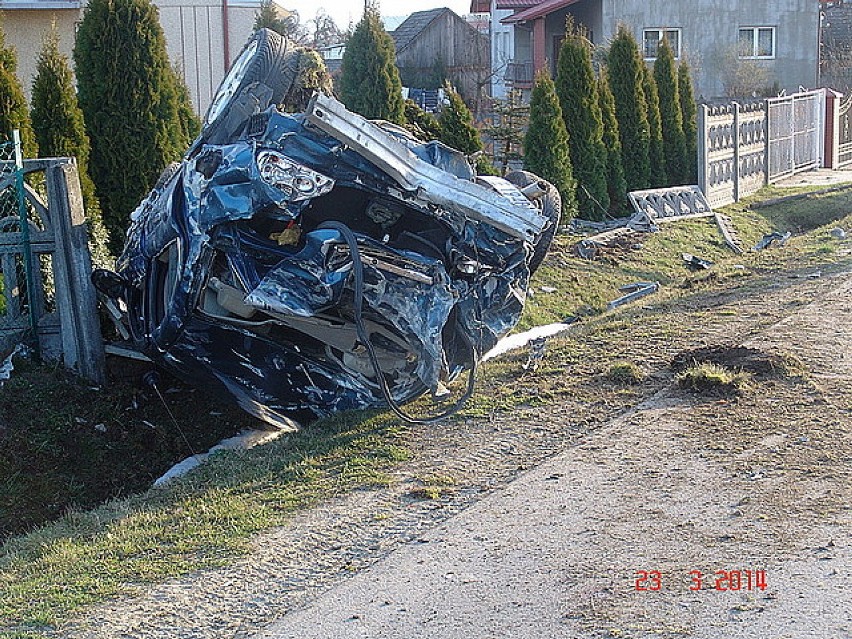 Wypadek w Giedlarowej. Jaguar wjechał w betonowe ogrodzenie