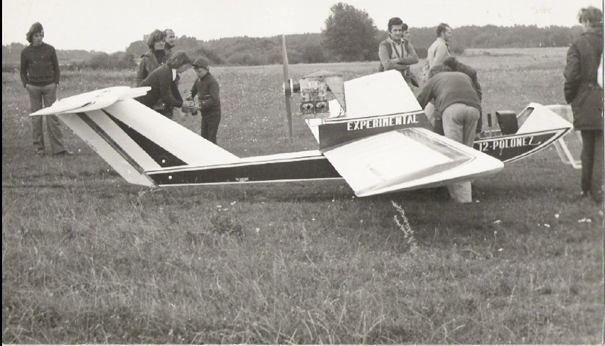 Józef Leniec (stoi) przy samolocie swojej konstrukcji J-2...