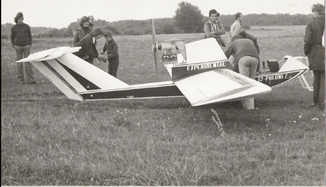 Józef Leniec (stoi) przy samolocie swojej konstrukcji J-2 Polonez
