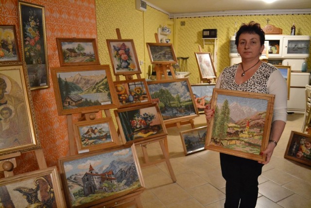 Mariola Dusza od 14 lat haftuje obrazy