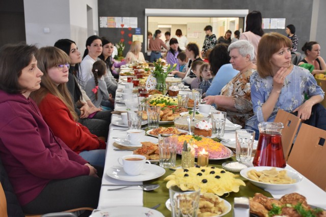 Pleszew. Śniadanie wielkanocne dla Ukraińców. Świąteczne spotkanie w Centrum Kształcenia i Wychowania OHP w Pleszewie