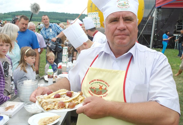 Poseł Janusz Dzięcioł prezentuje naleśniki, które przygotował podczas "Święta ziarna" w Grudziądzu