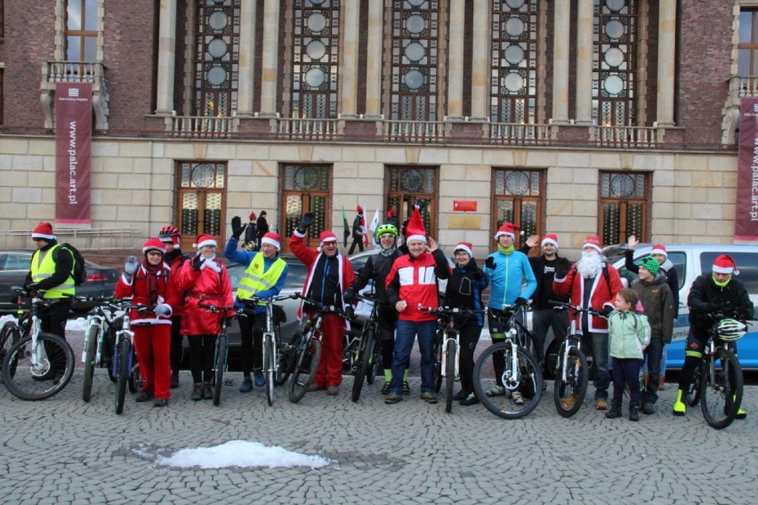 Mikołaje na rowerach wyruszyły w trasę do Sarnowa