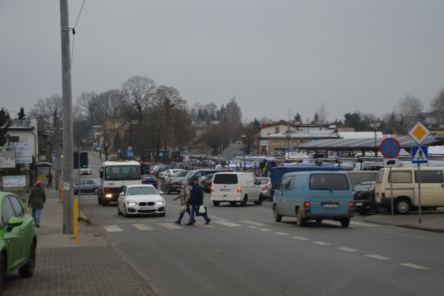 Ulica Aleksandrowska obok targowiska. Tu bardzo często dochodzi do potrąceń pieszych oraz kolizji samochodowych. Targowisko jest też miejscem częstych kradzieży kieszonkowych.
