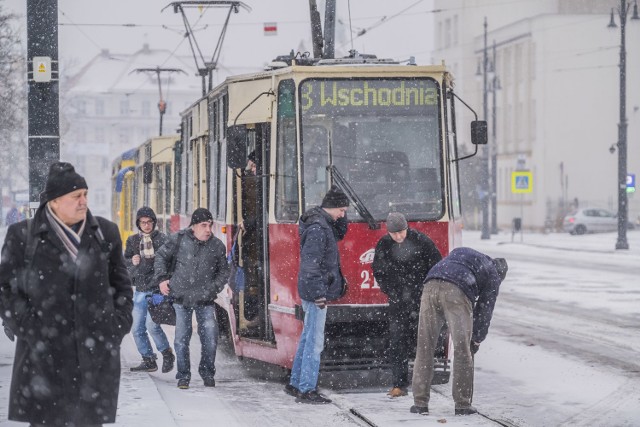 Do środy prognozuje się w województwie kujawsko-pomorskim zawieje i zamiecie śnieżne spowodowane wiatrem z południa o średniej prędkości od 30 km/h do 50 km/h, w porywach do 80 km/h – czytamy w komunikacie IMiGW.

W środę 17 stycznia możliwe jest wystąpienie słabych opadów marznącego deszczu. Na trudne warunki na drodze tego dnia powinni przygotować się zwłaszcza kierowcy, ponieważ deszcz będzie powodował gołoledź.

Zobacz także: TOP 10 zmian w komunikacji miejskiej w Toruniu w 2018 roku [GALERIA]