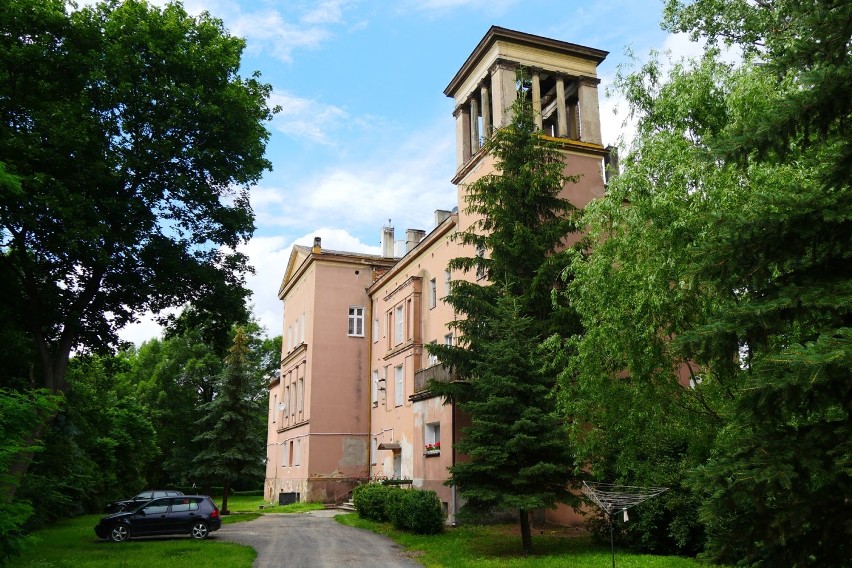 Pałac w Jakuszowie został wpisany w rejestr zabytków w 1986...