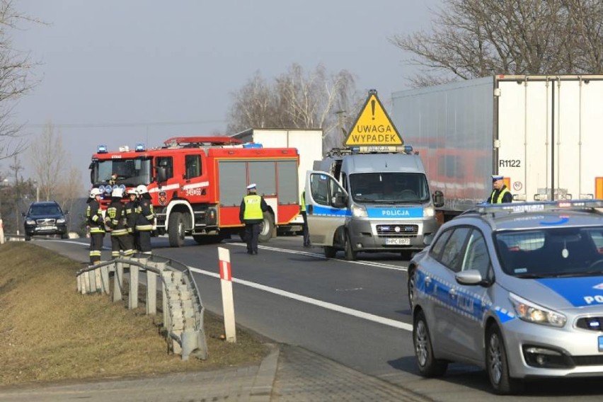 Tragedia pod Toruniem. Ciężarówka śmiertelnie potrąciła kobietę z dzieckiem [zdjęcia]