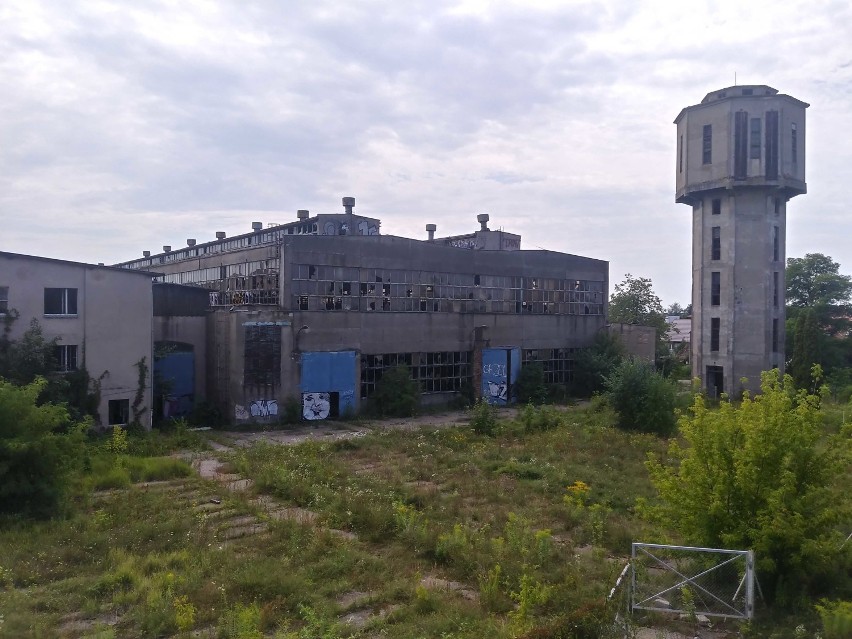 Tak wygląda teren i budynek opuszczonego Mostostal Construction w Starosielcach. Może być niebezpiecznie
