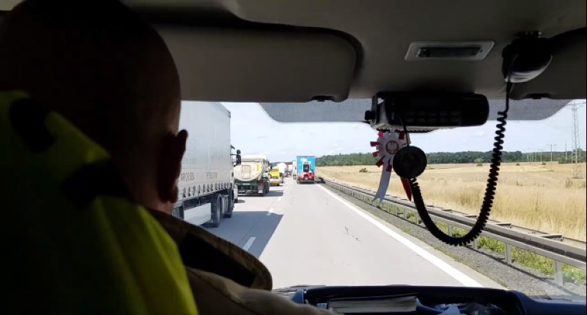 Problem z korytarzem życia na A4 na Dolnym Śląsku. OSP w Brochocinie opublikowała film z alarmowego przejazdu i apeluje do kierowców