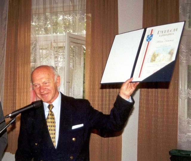 Prof. Witold Cęckiewicz w 2000 roku odebrał tytuł Zasłużonego dla Ziemi Nowobrzeskiej