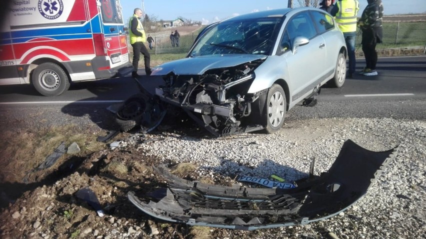 Wypadek w Woli Jedlińskiej w gminie Ładzice. Samochód uderzył w betonowy przepust