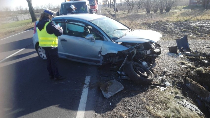 Wypadek w Woli Jedlińskiej w gminie Ładzice. Samochód uderzył w betonowy przepust