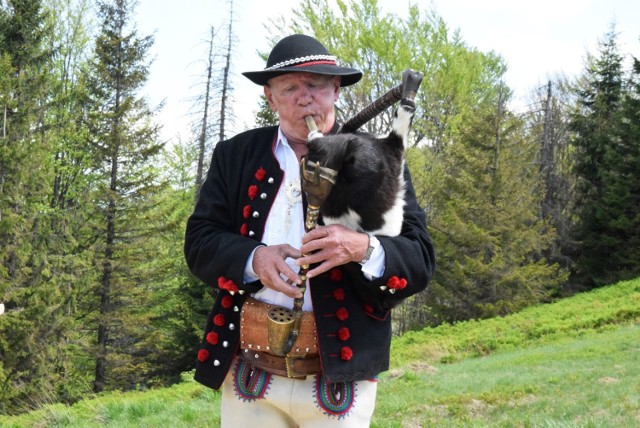 Multiinstrumentalista Antoni Gluza to jednej z najbardziej utytułowanych i szanowanych muzyków w Beskidach. Przesuwaj gestem lub za pomocą strzałki, by zobaczyć kolejne zdjęcie.