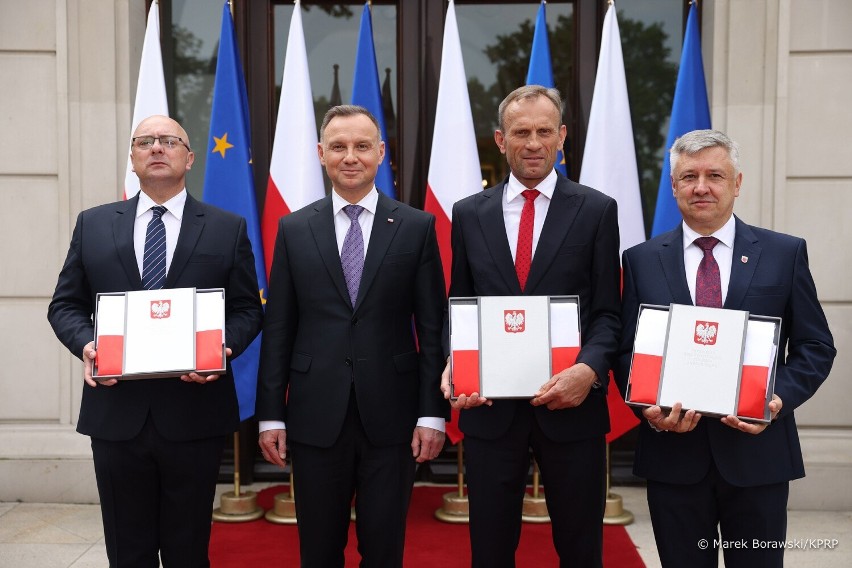 Artur Pawlak, burmistrza miasta i gminy Ujazd[ odebrał...