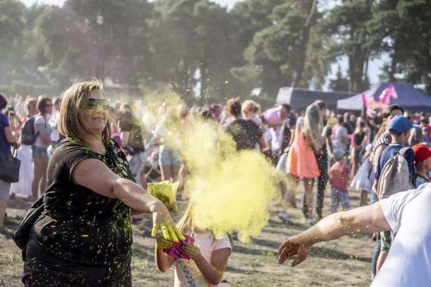 Obrzucanie się kolorowymi proszkami holi nie jest już żadną...