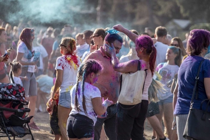 Obrzucanie się kolorowymi proszkami holi nie jest już żadną...