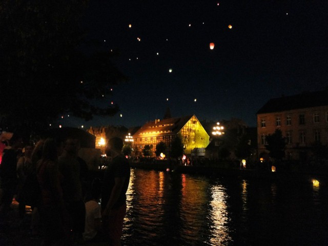 Bydgoskie niebo w Noc Świętojańską rozświetliło się setkami lampionów.