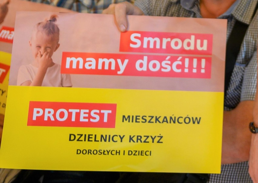 Tarnów. Mieszkańcy Krzyża protestowali na sesji Rady Miasta: "Smrodu mamy dość!"