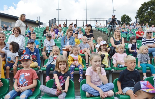 Wakacyjny teatrzyk MOK w amfiteatrze miejskim w Piotrkowie. Dzieci obejrzały "Bajkę o trzech braciach"