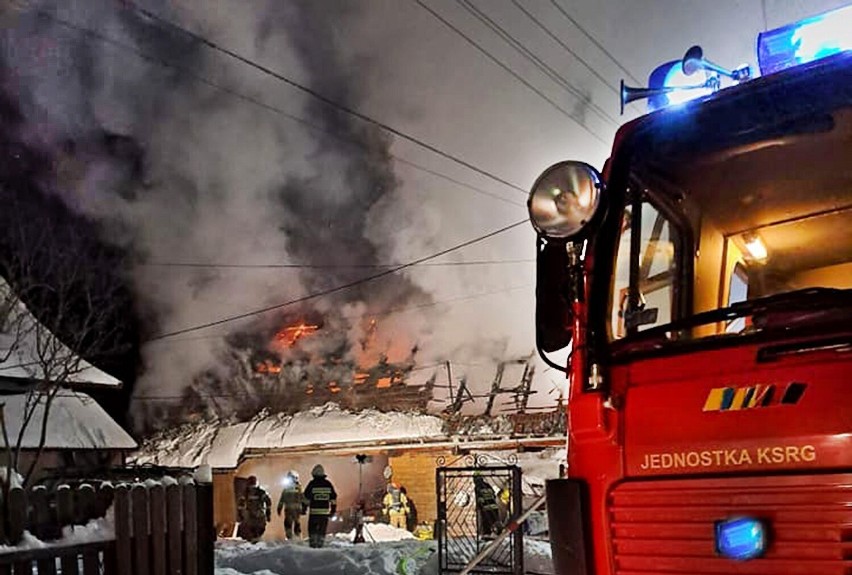 Nocny ogień w Beskidzie Wyspowym. Strażacy ratowali gospodarstwo we wsi Łętowe