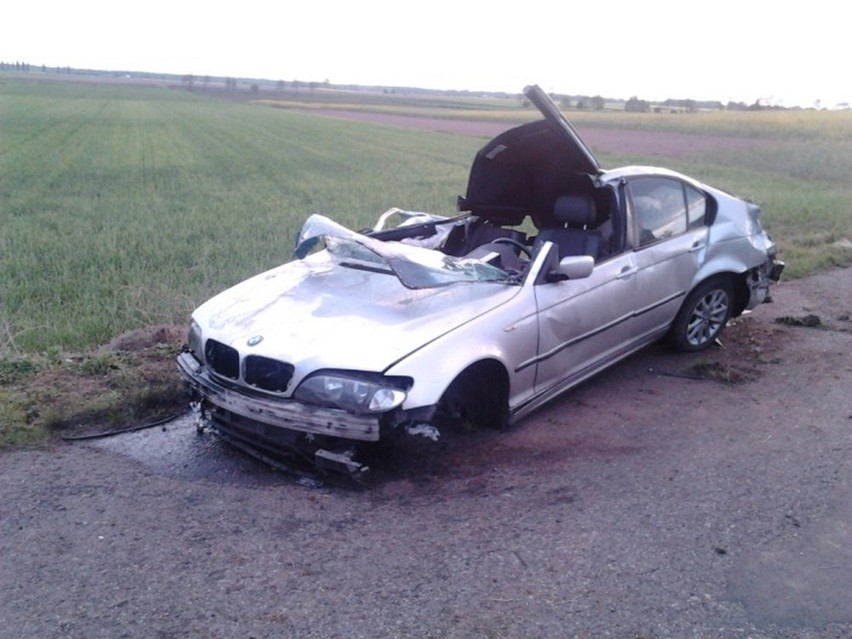 24-latek ze wsi Bożydar rozbił swoje BMW  na drzewie. Rannego musiało zabrać pogotowie lotnicze
