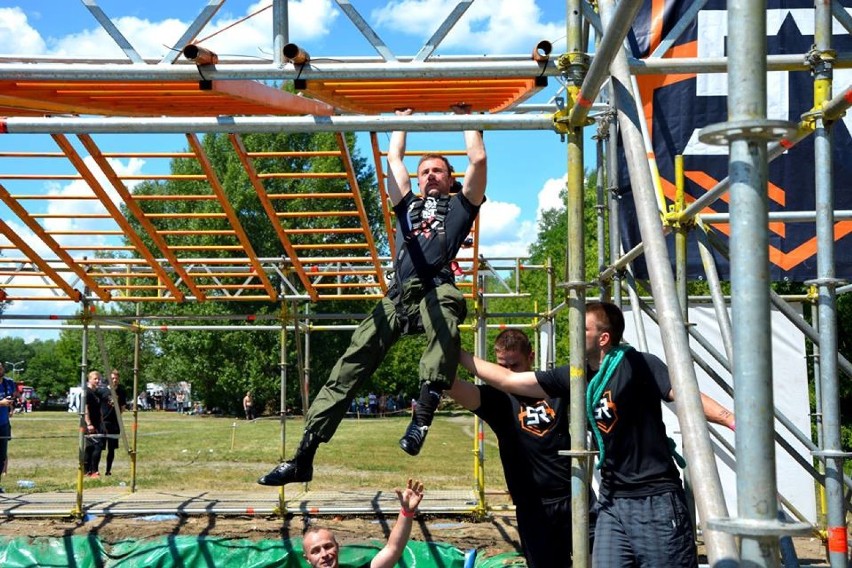 Podczas survival race Grzegorz pokonując przeszkody musi...