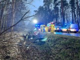 Śmiertelny wypadek w okolicy Pamiątkowa. Samochód zderzył się z autokarem pracowniczym. Działania ratownicze trwały ponad 6 godzin