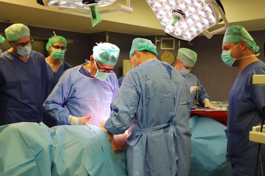 Wybitny chirurg, profesor Maciej Śmietański szkolił lekarzy w koneckim szpitalu. Zobacz zdjęcia