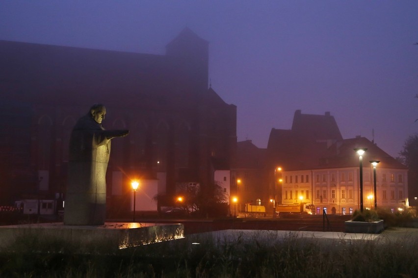 Wrocław utonął we mgle. Zobacz zjawiskowe zdjęcia z nocy i dzisiejszego poranka