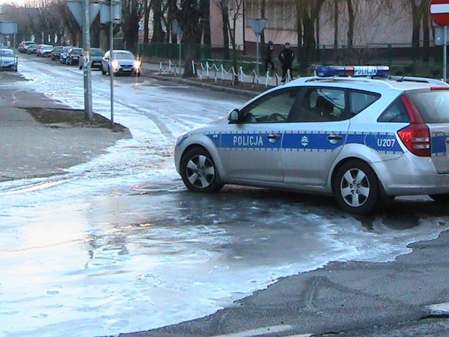 We wtorek nad ranem przy ulicy Górnośląskiej w Kaliszu doszło do awarii wodociągu. Wylewająca się na powierzchnię woda natychmiast zamarzała i zmieniła jezdnię w lodowisko.

Czytaj więcej: Awaria wodociągu przy ulicy Górnośląskiej w Kaliszu. Jezdnie zmieniły się w lodowisko [ZDJĘCIA, WIDEO]