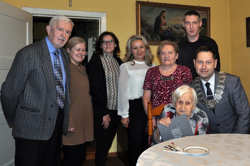 Stefania Bieniasz w otoczeniu rodziny i licznych gości....