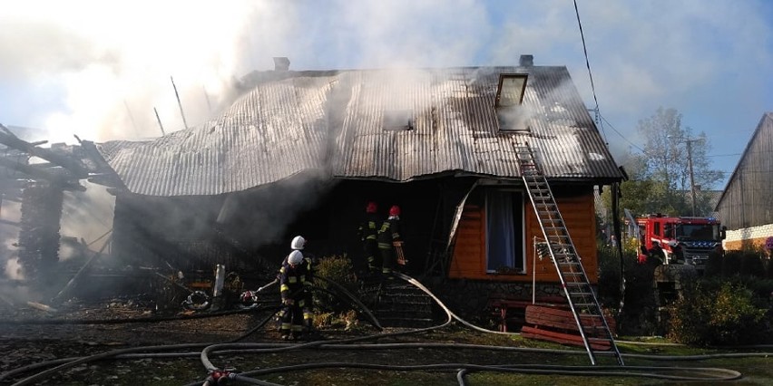 Pożar domu pod Nowym Targiem. W płomieniach zginął 90-latek [ZDJĘCIA]
