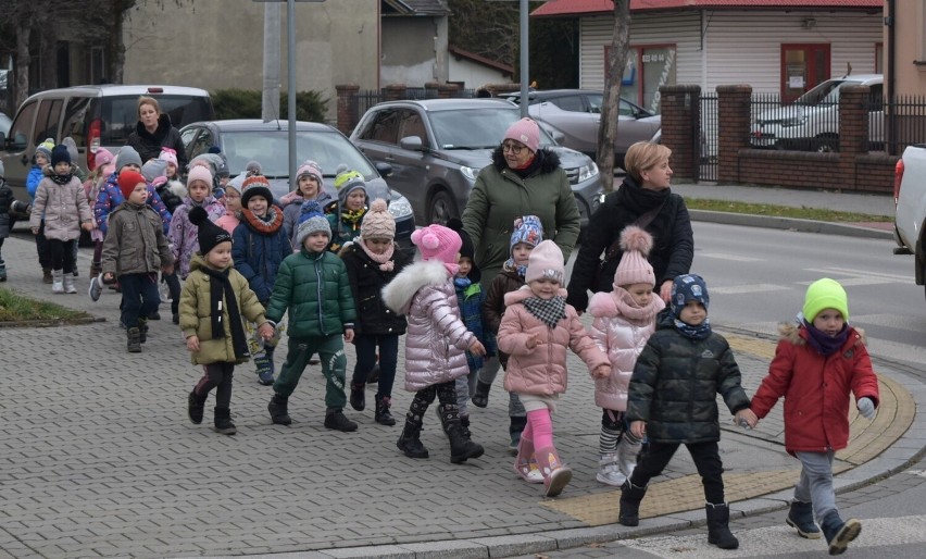 Kilkaset dzieci z wadowickich szkół i przedszkoli wraz z...