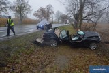 Poważny wypadek na drodze Włocławek - Lipno. BMW uderzyło w drzewo  [zdjęcia]