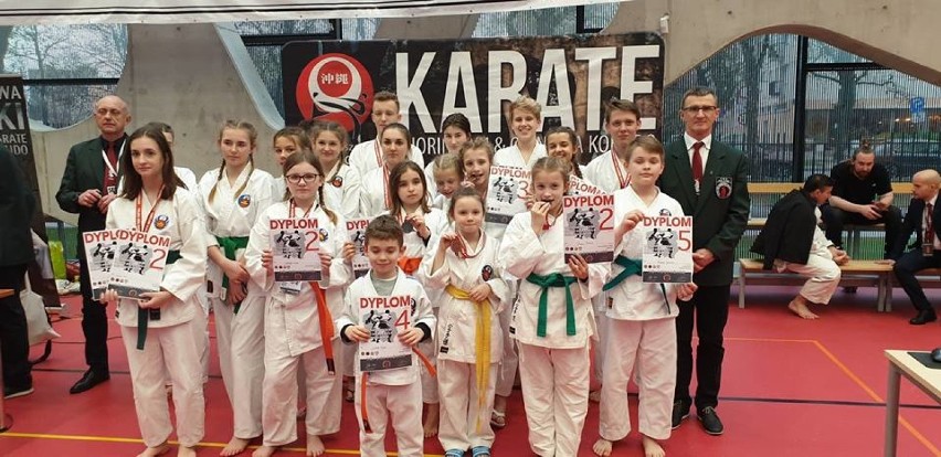 Grad medali dla zawodników Przemyskiego Klubu Shorin-Ryu Karate na mistrzostwach Polski [ZDJĘCIA]