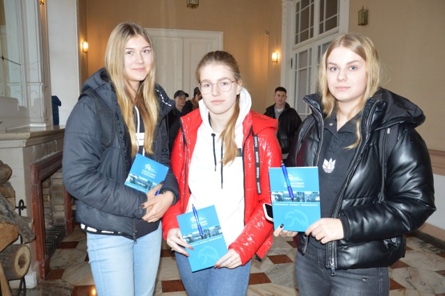 Więziennicy z ZK w Krzywańcu spotkali się z młodzieżą z żagańskich szkół średnich. Zachęcali do podjęcia pracy lub studiów w Szkole Wyższej Wymiaru Sprawiedliwości