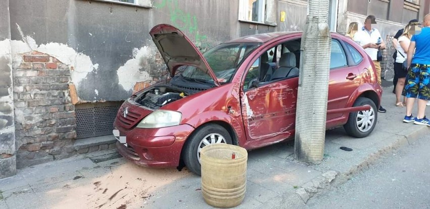 Na Placu Niepodległości w Grudziądzu samochód zjechał na...