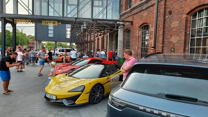 Sportowe samochody zainteresowani mogli obejrzeć w Cukrowni...
