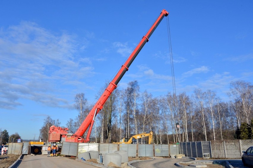 Gigantyczny dźwig pracuje w Kielcach. Zobacz, co transportuje w powietrzu [ZDJĘCIA]