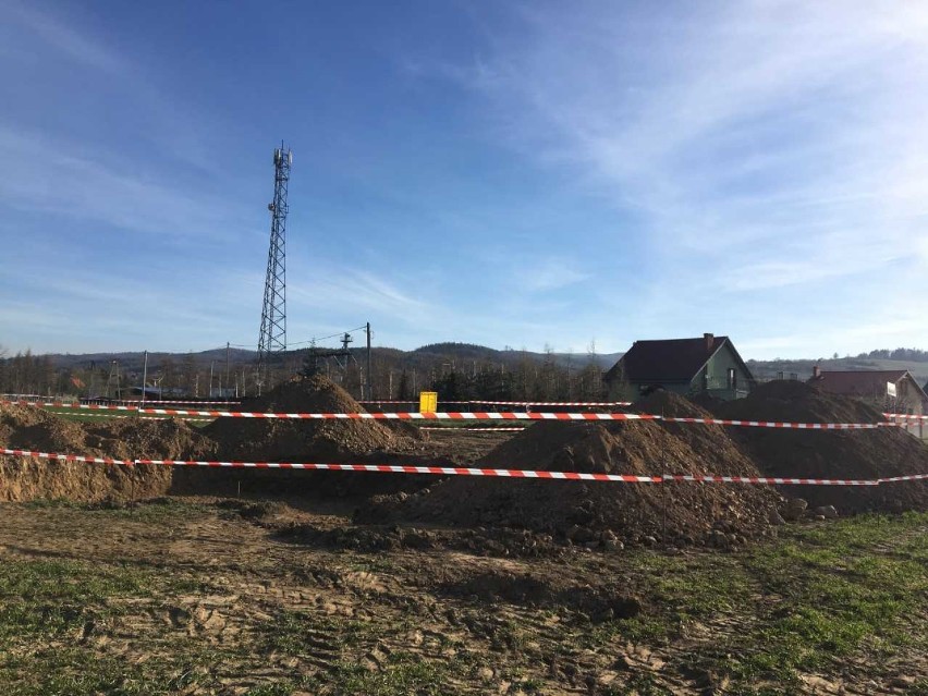 Mieszkańcy Lutomi nie chcą masztu sieci komórkowej. Protestują! [ZDJĘCIA]