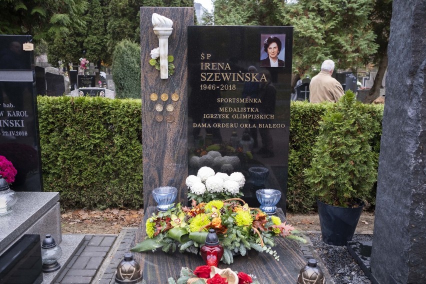 Cmentarz Powązkowski 2022. Groby znanych i lubianych obsypane kwiatami. O nich nie zapominamy